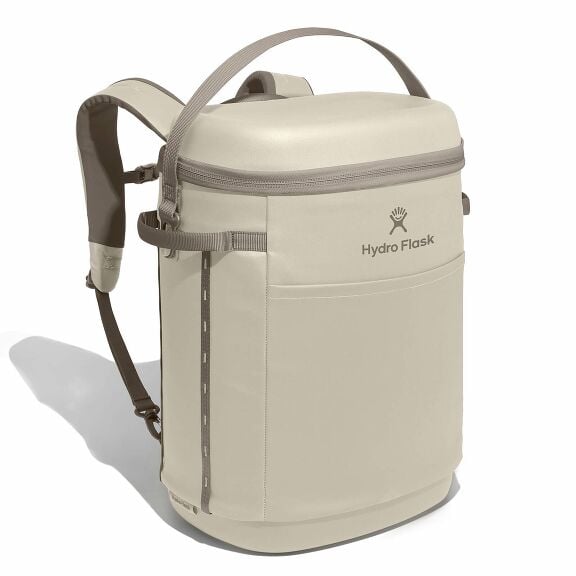 carryouttm-backpack-22-l-n0 18pco114-carryout-backpack-22l-oat-angled_1.jpg