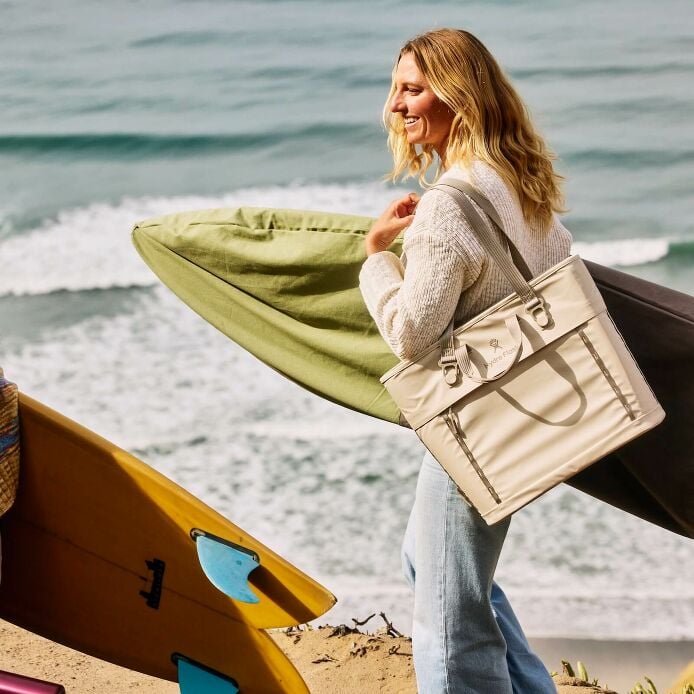 carryouttm-soft-cooler-tote-20-l-s5 hf_carryout_bouwer_d1_l1_torrey_pines_lifestyle_1142_1_1.jpg