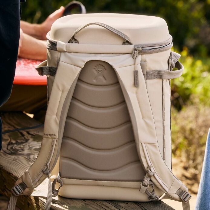 carryouttm-backpack-22-l-n0 hf_carryout_bouwer_d1_l1_torrey_pines_lifestyle_1841_3.jpg