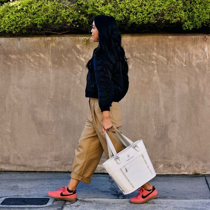 carryouttm-soft-cooler-tote-10-l-t2 hf_carryout_bouwer_d2_l1_stone_steps_0131_3.jpg