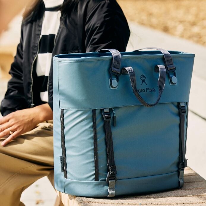 carryouttm-soft-cooler-tote-30-l-g5 hf_carryout_bouwer_d2_l2_parking_soccer_1930_1_1.jpg