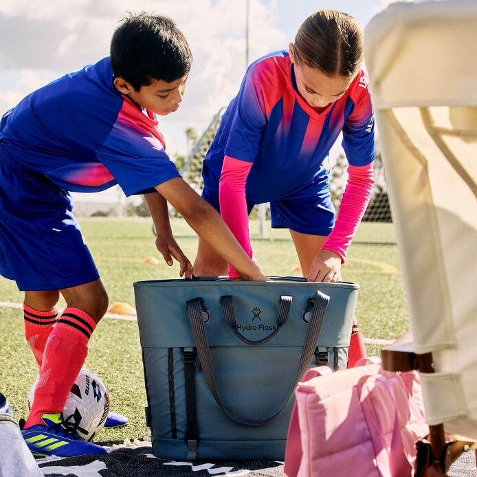 carryouttm-soft-cooler-tote-30-l-g5 hf_carryout_bouwer_d2_l2_parking_soccer_2454_1_1.jpg