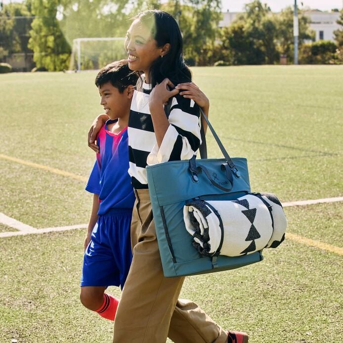 carryouttm-soft-cooler-tote-30-l-g5 hf_carryout_bouwer_d2_l2_parking_soccer_3406_1_1.jpg