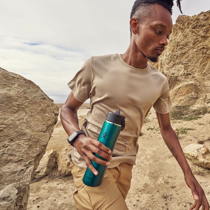24-oz-lightweight-flex-straw-bottle-y0 hf_s26_lightweight_mcinnis_6828_4.jpg